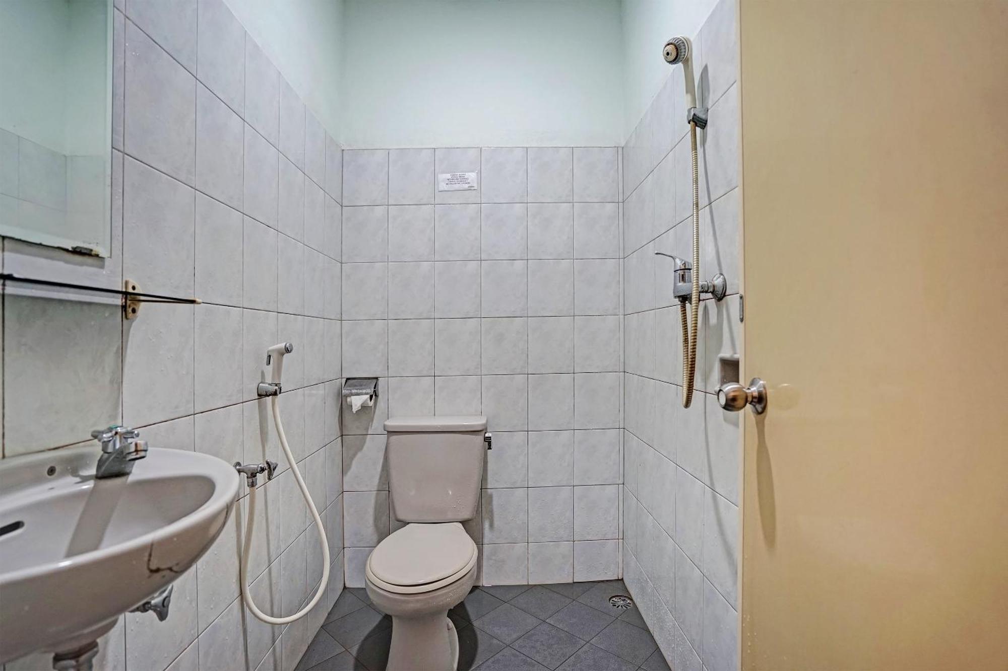 Super Oyo 91805 Hotel Wisma Bari パレンバン エクステリア 写真
